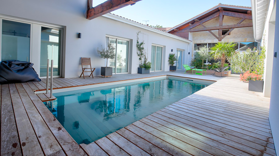 Intégration d'une piscine terrasse pour la rénovation de la maison